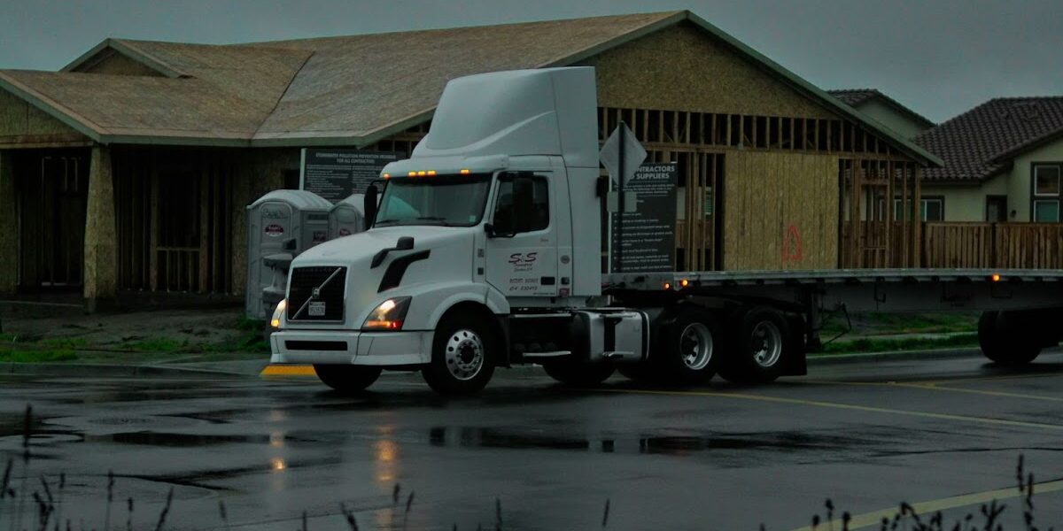 Industry Insights: Comparing Flatbed Trucking Salaries Across Roles